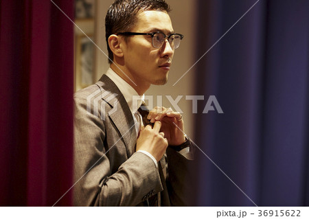 紳士服の店にいる男性 36915622