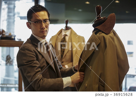 紳士服の店にいる男性 36915628