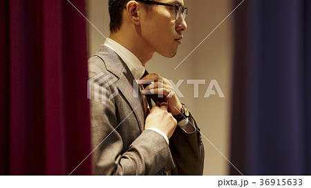 紳士服の店にいる男性 36915633