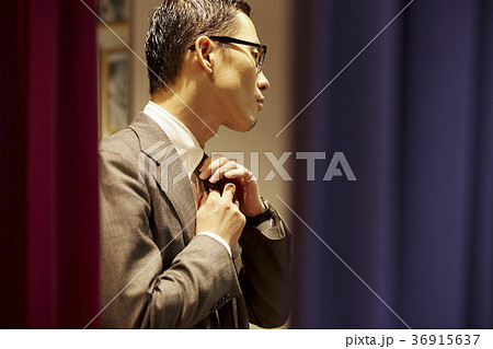 紳士服の店にいる男性 36915637