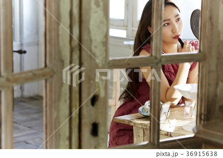 メイクアップをする女性 36915638