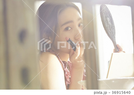メイクアップをする女性 36915640