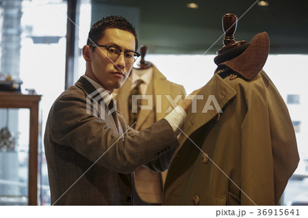 紳士服の店にいる男性 36915641