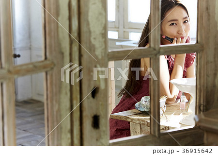 メイクアップをする女性 36915642