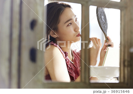 メイクアップをする女性 36915646
