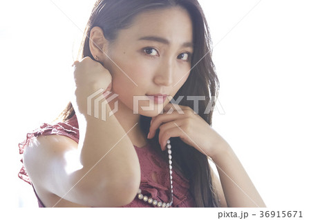 ドレスアップをする女性 ドレスアップをする女性 36915671
