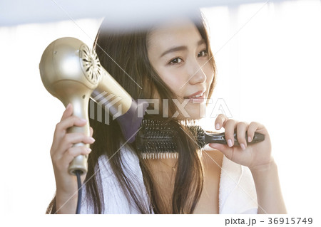 メイクアップをする女性 36915749