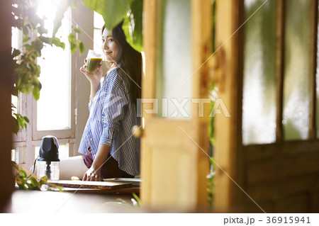 スムージーを飲む女性 36915941