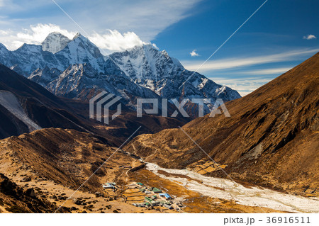 The peak of Mount Ama Dablam seen from Dingboche 36916511