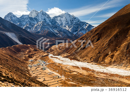 The peak of Mount Ama Dablam seen from Dingboche 36916512