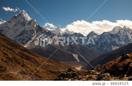 The peak of Mount Ama Dablam seen from Dingboche 36916525