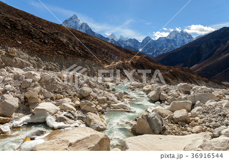 The peak of Mount Ama Dablam seen from Dingboche 36916544
