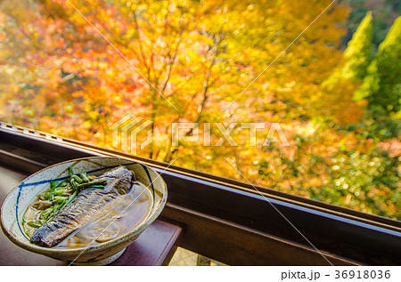 紅葉をバックにいただく京都名物のにしんそば 36918036