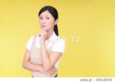 不安そうな表情の主婦 不安そうな表情の主婦 36918059