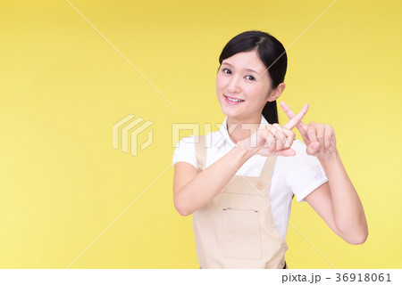 禁止の意思表示をする主婦 禁止の意思表示をする主婦 36918061