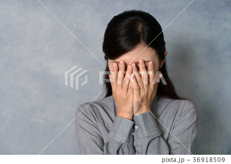 泣く女性 36918509