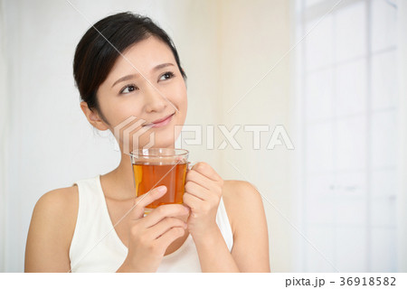 紅茶を飲み寛ぐ女性 36918582