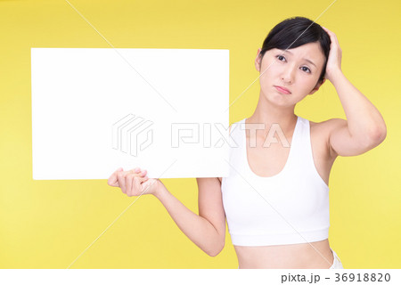 困った表情の女性 36918820