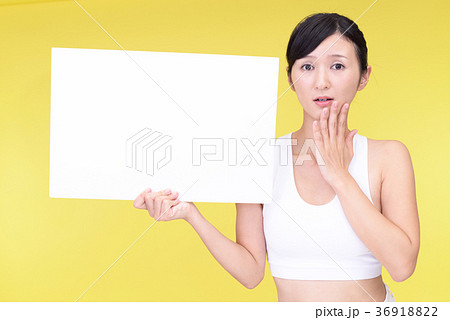 困った表情の女性 36918822