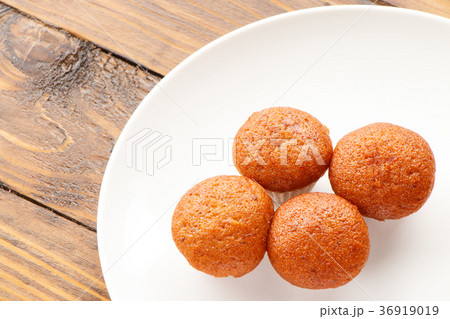 Banana muffin cake 36919019