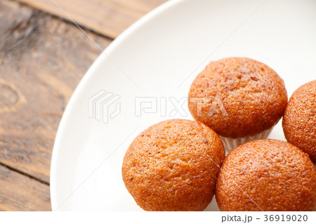 Banana muffin cake 36919020