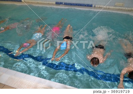 swimming children in swimming lessons 36919719