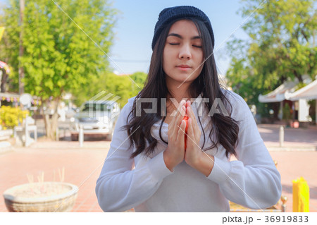 Asian woman pay homage to a Buddha image Asian woman pay homage to a Buddha image 36919833