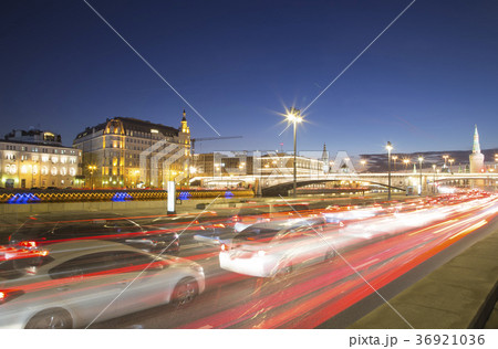 Night traffic on the Moskvoretskaya Embankment  36921036