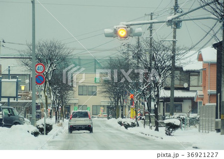 雪の住宅地 ドライバー目線 雪の住宅地 ドライバー目線 36921227