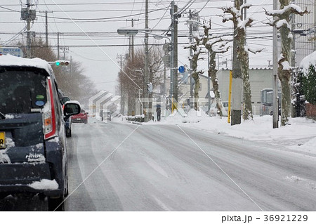 雪の街並み　ドライバー目線 36921229