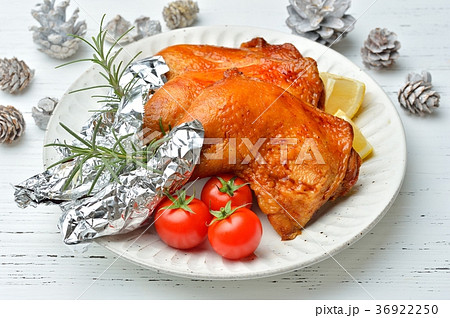 クリスマス・イブのローストチキン（ローストレッグ）ディナーのイメージ。 36922250