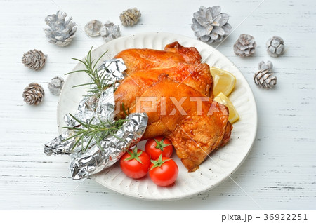 クリスマス・イブのローストチキン（ローストレッグ）ディナーのイメージ。 36922251