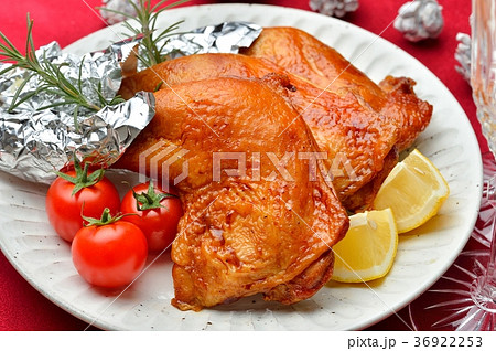 クリスマス・イブのローストチキン（ローストレッグ）ディナーのイメージ。 36922253