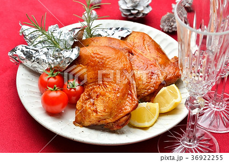 クリスマス・イブのローストチキン（ローストレッグ）ディナーのイメージ。 36922255