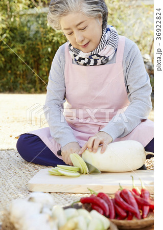 高齢者 老人 女性 36922824