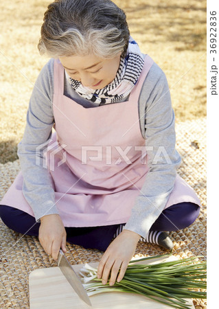 高齢者 老人 まな板 36922836