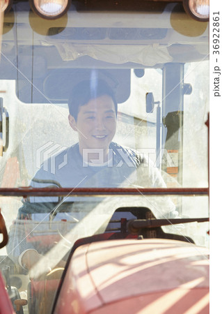 感情 農機具 笑顔 36922861