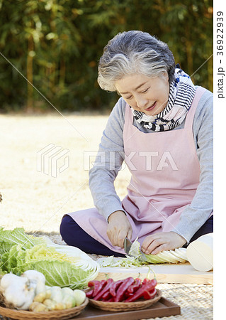 高齢者 老人 笑顔 36922939