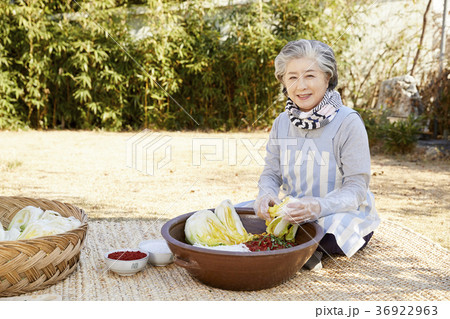 高齢者 老人 白菜キムチ 36922963