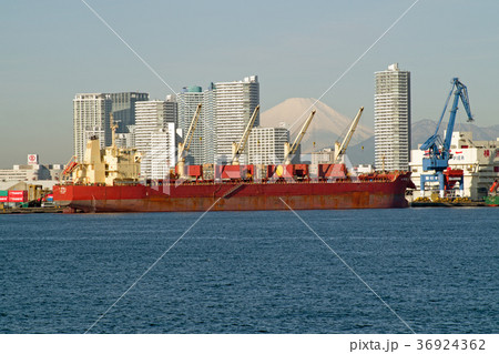 横浜のビル群と赤い貨物船 36924362