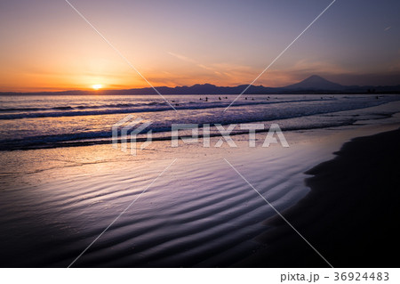 鵠沼海岸　富士山　夕陽　サーファー 36924483