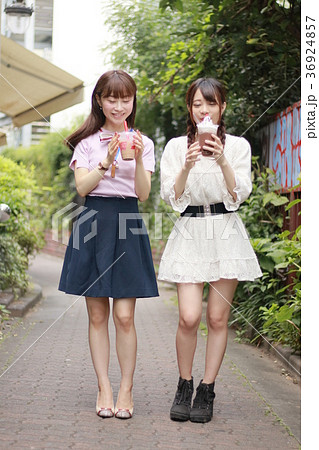 外で飲食する仲の良い若い女性2人 36924857