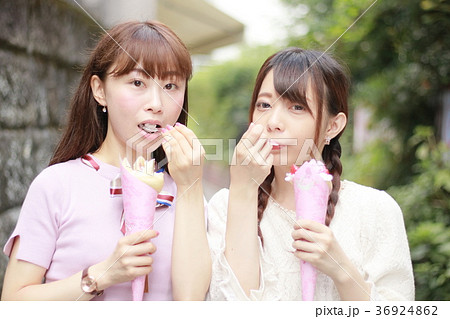 外で飲食する仲の良い若い女性2人 36924862