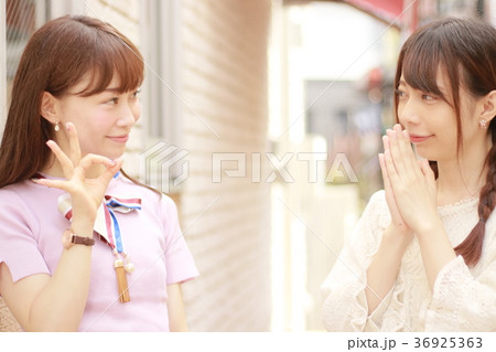 街中の若い女性2人、OKサインをする 街中の若い女性2人、OKサインをする 36925363