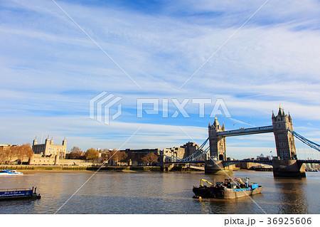 イギリス ロンドンのタワーブリッジとロンドン塔の風景 の写真素材