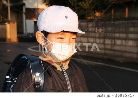 新型コロナウイルス・インフルエンザ・風邪予防でマスクをして登校する子供 36925717