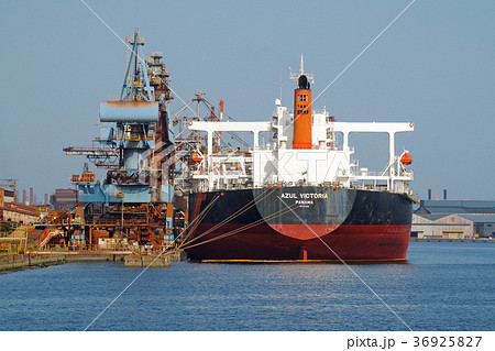 水島港で荷役をする貨物船 水島港で荷役をする貨物船 36925827