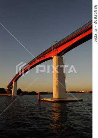 夕暮れの中ノ島大橋 千葉県木更津市 夕暮れの中ノ島大橋 千葉県木更津市 36925986