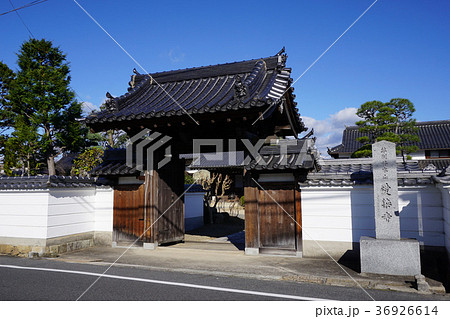 城下町津山の西寺町を東西に走る旧出雲街道に面して建つ「愛染寺」：山門 36926614
