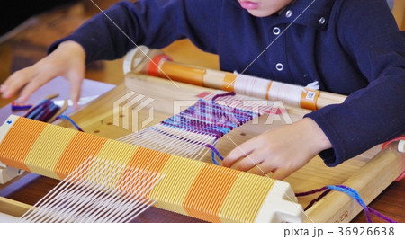 毛糸でコースターを手織りする子供 36926638